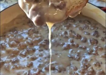 Creamy Country Breakfast Sauce with Crumbled Pork