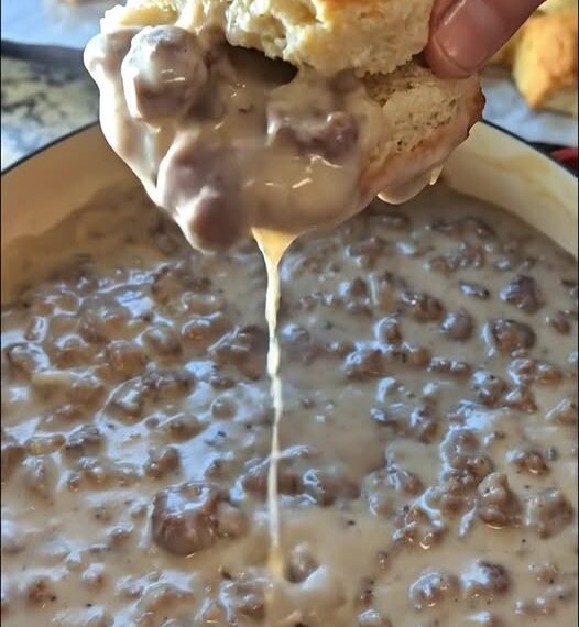 Creamy Country Breakfast Sauce with Crumbled Pork