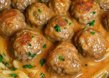 Meatballs with creamy Swedish sauce