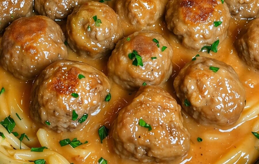 Meatballs with creamy Swedish sauce