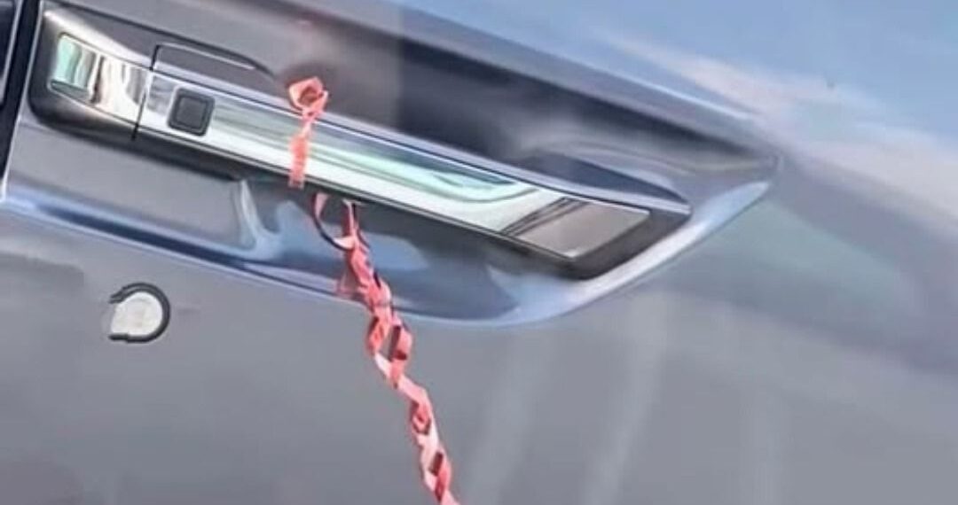 A simple thread on a car door handle is causing worldwide discussion.