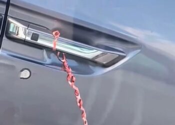 A simple thread on a car door handle is causing worldwide discussion.