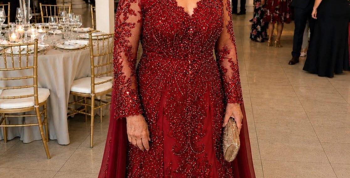 Mit 68 kaufte ich mir ein teures rotes Kleid für die Hochzeit meiner Nichte… Und in der Hochzeitsnacht sprach mich ein Fremder an und enthüllte mir ein Geheimnis, mit dem ich nie gerechnet hätte…