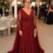 Mit 68 kaufte ich mir ein teures rotes Kleid für die Hochzeit meiner Nichte… Und in der Hochzeitsnacht sprach mich ein Fremder an und enthüllte mir ein Geheimnis, mit dem ich nie gerechnet hätte…