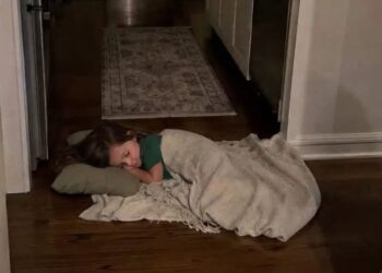I Came Home from a Work Trip to Find My Daughter Sleeping in the Kitchen – When I Opened Her Childhood Bedroom, I Went Pale