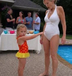 At my daughter’s third birthday pool party, she pointed at my stepmom’s stomach and said, “Daddy’s in there” — I laughed until I saw WHAT she was actually pointing at.
