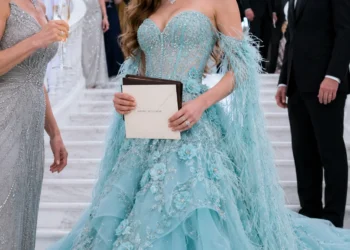 The lady wanted to embarrass her employee in front of 300 people and told her: “Don’t forget to come in formal attire,” believing that she would arrive in embarrassment and borrowed clothes; but the young woman appeared with an impossible dress, a hidden invitation, and a family secret that no one was prepared to hear.