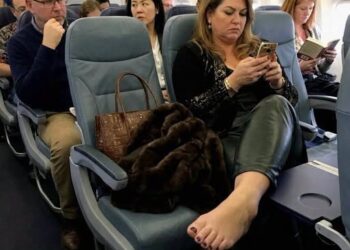 A Woman Refused to Leave the Airplane Seat I Had Paid For – What My 10-Year-Old Daughter Pulled Out of Her Backpack Left Every Passenger Speechless