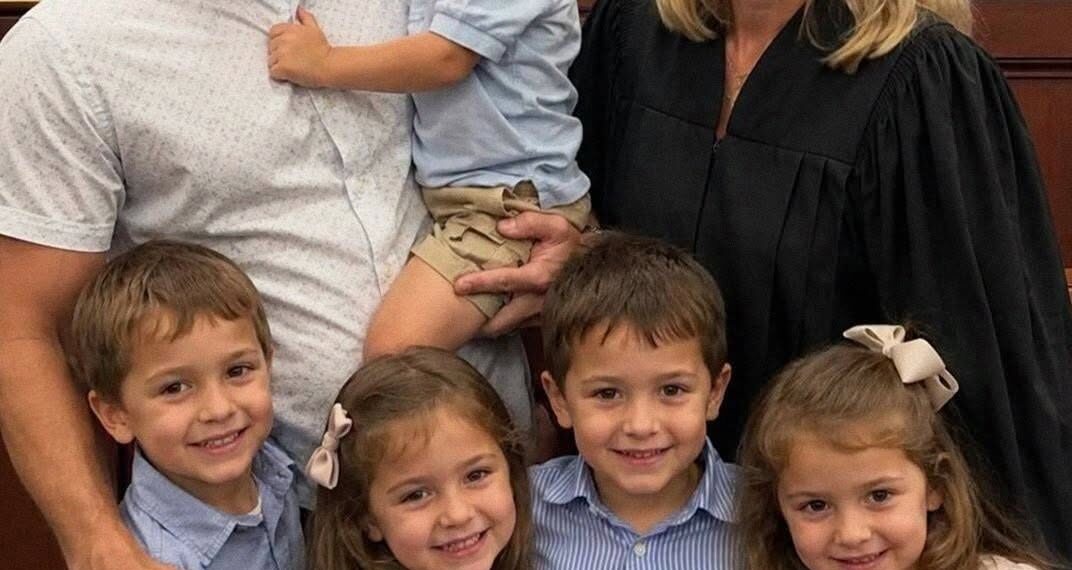 This Single Dad Fought to Adopt 5 Siblings Under 7 Before They Were Separated — The Judge Broke Down After Learning His Motive. (Story of the Day)