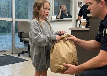 A Seven-Year-Old Walked Into Our Station With a Secret in a Bag-tete