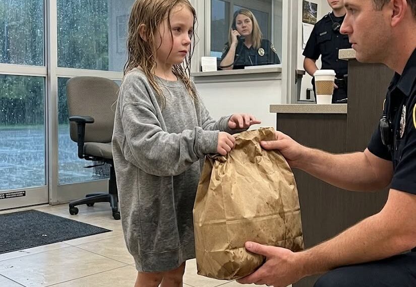 A Seven-Year-Old Walked Into Our Station With a Secret in a Bag-tete