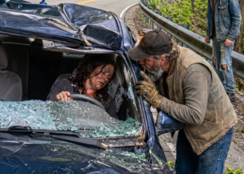 My stepson sabotaged our brakes and stood watching as our vehicle cra:sh:ed over the edge. Trapped beneath the wre:cka:ge, wou:nded and struggling to breathe, I heard a truck driver whisper through the broken window, “Play dead… he hasn’t left yet.” But once my stepson finally drove away, the stranger revealed something far more terrifying.