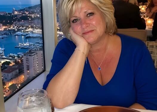 I Thought the Cruise Would Help Me Forget My Divorce, Then a Stranger Reached Into His Pocket and Changed Everything