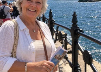 At 69, I sold my house and set off to travel around the world despite my children’s objections. In Australia, a man invited me into his home for coffee, but the moment I stepped into his living room, I froze.